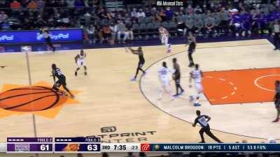 [Highlight] Chris Paul dribbles in front of a jogging Richaun Holmes to bait him into a foul, loses it off his foot and Holmes gets a wide open dunk