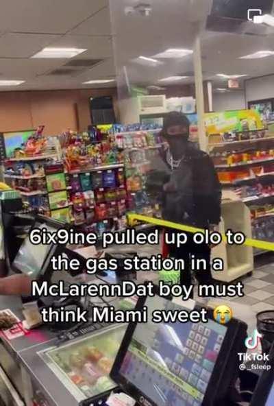 6ix9ine pulls up to the gas station with no security, tells cashiers he’s Lil Pump 😂