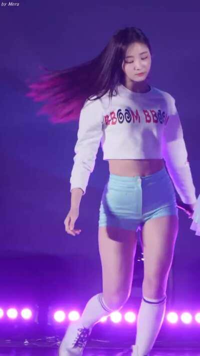 MOMOLAND YeonWoo's Nice Bum