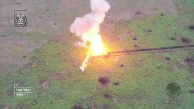 Footage of a Ukrainian serviceman destroying a Russian tank using an FGM-148 Javelin missile [music by original video maker]