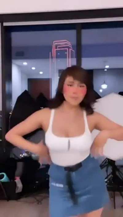 Little titty jiggle from Neeko