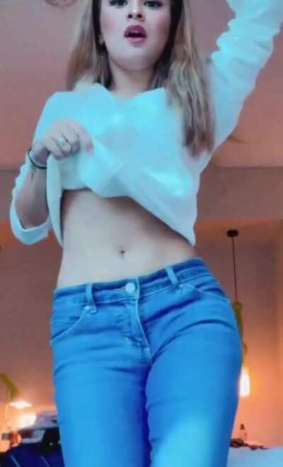 Avneet kaur trying hard to seduce 😍