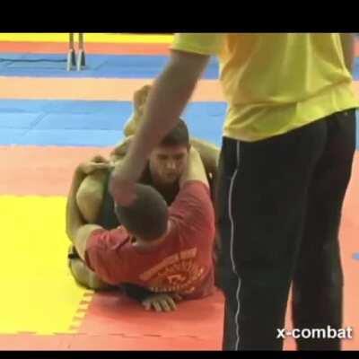 Murilo santana closed guard getting the overhook grabbing his shin to go to the high guard and get the submission.