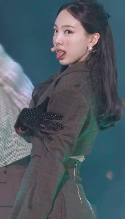 201108 - Nayeon blep