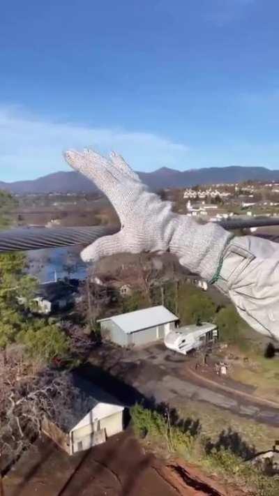 Man grabbing current wire without been grounded