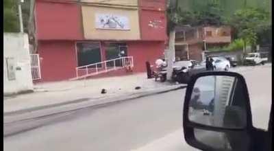 MU? QUI? NHA? achou que o poste era uma banana?