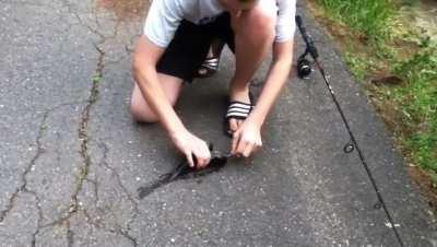 How to remove a hook from a fish