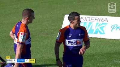 Number 8 Rob Valetini out paces the Hurricanes to score a ripper try