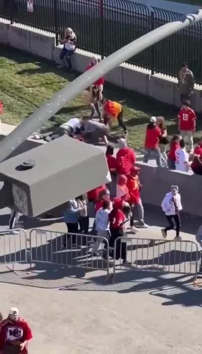 [Highlight] Heroic Kansas City fans with the tackle of their lives, bringing down one of the shooting suspects at the Chiefs Super Bowl Parade🙏🏾