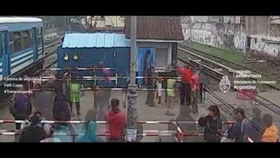 Liniers: Se mandó sin mirar y se lo llevó puesto el tren