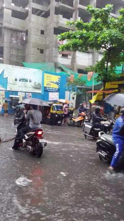 My college deciding to call us during these heavy rains and then telling us to leave immediately after they saw this beautiful scenery😍