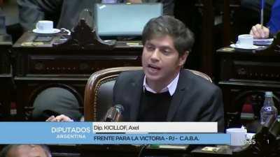 Diputado jugandose en plena dictadura....