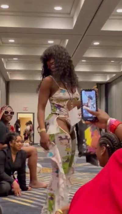 Hoes in the back hating😂