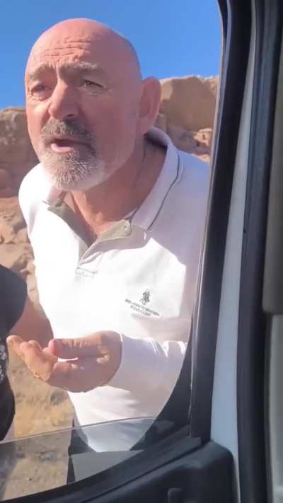 Escracharon a dos vándalos pintando sus nombres en las piedras del dique Potrerillos