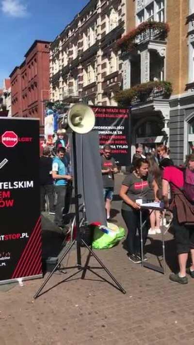 Dziś w Katowicach Marsz Równości. Z tej okazji stanęło takie oto stoisko pod Galerią Katowicką. Fota, której użyli pochodzi z hipisowskiego festiwalu, ale tym się raczej nie przejeli.