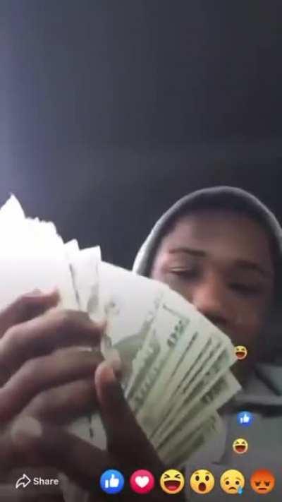 (Not Chicago related) Dude flexing on live almost gets robbed but he got the pump on him 💥