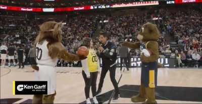 [Highlight] Utah Jazz fan with the funniest half court shot attempt to win a car.