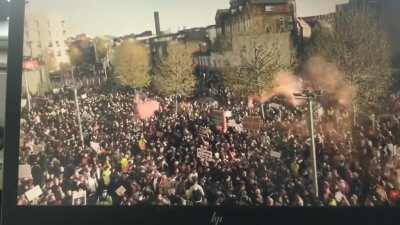 Video of #KroenkeOut protests outside the Emirates