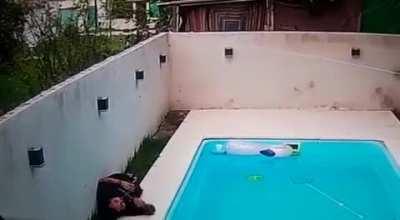 Merlo: Momento en donde el asesino mata a su vecino por los ruidos de la pileta [+18]