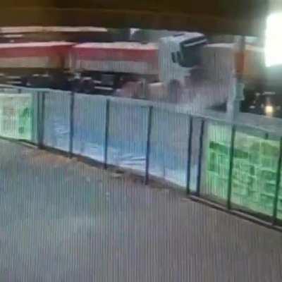 Again, i found it on r/idiotsincars, this guy is surely dead