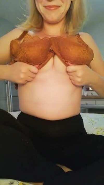 Strip... THEN drop, why the heck not?! 😉[F] [21] [OC]