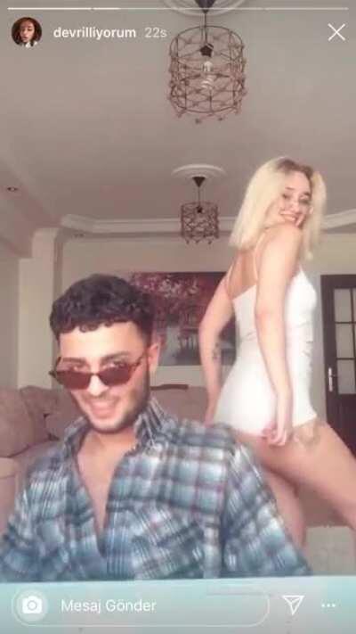 Buraya naz dan saglam bir twerk birakiyorumm