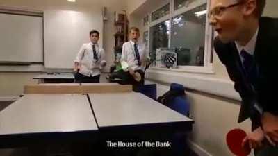 O cara acertou a bola errada kk