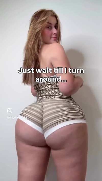 Ellie (@naughtyapplepie)