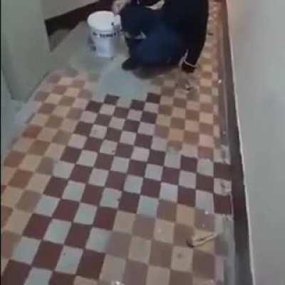 В Москве в одном из домов, где требовалось восстановление битой плитки, работник нарисовал её краской.