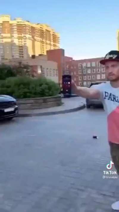 Запомните этот жест - если кто-то так делает, значит, он просит о помощи Не во всех ситуациях жертва может подать знак как-то более явно, поэтому знание таких жестов может быть полезно. Быть может это поможет двадцатилетнему пацанчику спасти чику от пясят