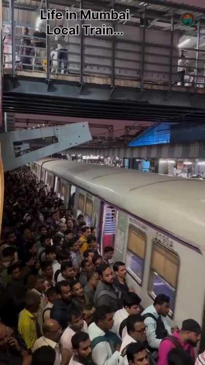 I have never seen more civilised people than this, like literally one push can easily end someone’s life but the amount of trust they’re putting on e/o is CRAZY!!!