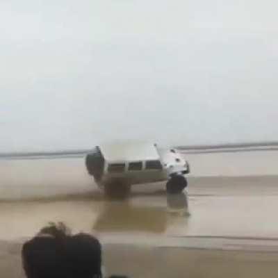 To drift on the beach
