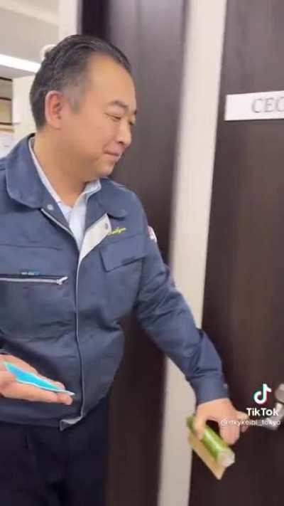 this guy deserves a raise 👌🏻