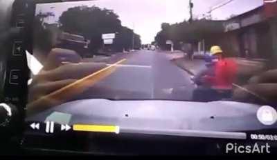 Car runs over robbers right after they attack a woman in the street