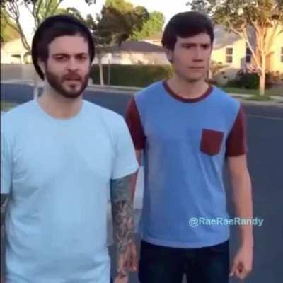 Caundo te descubren escuchando 100 gecs en público