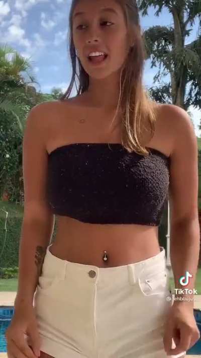 Fernanda shaking the goods 👀