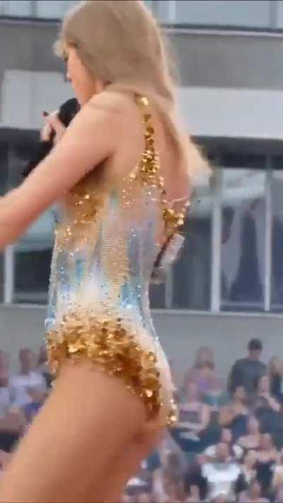 Taylor Performing during the Eras Tour.