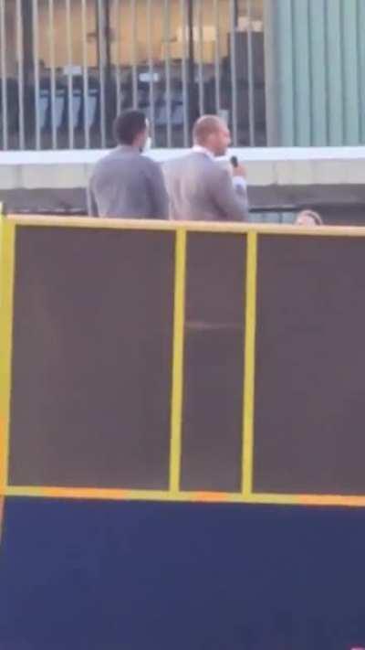 Os tempos são outros, não está facil... Eduardo Bolsonaro, vulgo Dudu Bananinha, discursando para uma GRAANDE (ironia) plateia que defende o voto impresso agora em Brasilia.