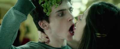 Merry Christmas: Molly Gordon in “Love the Coopers”