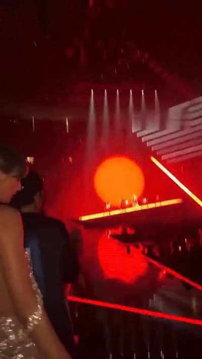 Taylor shaking best in her way 🥵