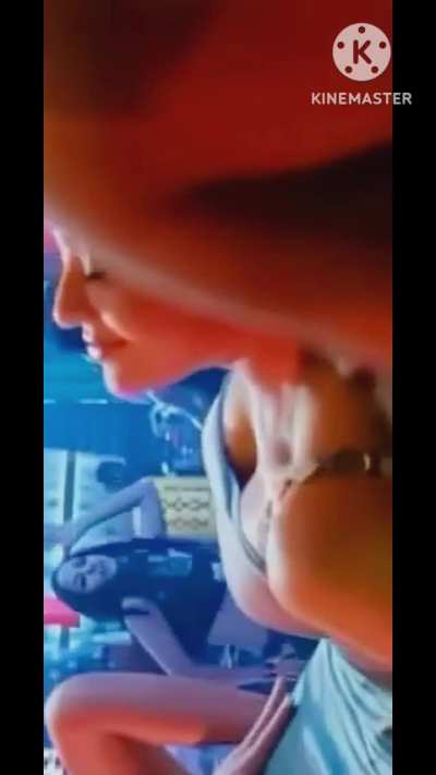 Kajal- someone make 4k edit of this please...maattran movie song