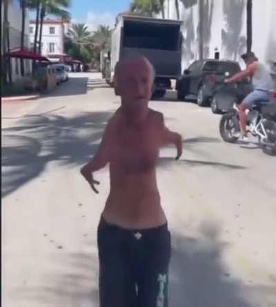 He pulling up with the scissors 💀