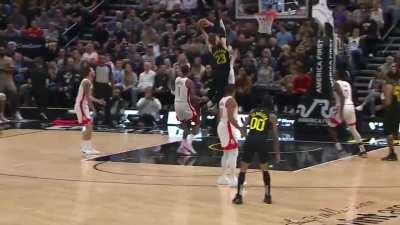 [Highlight] Lauri Markkanen posterizes Jalen Green