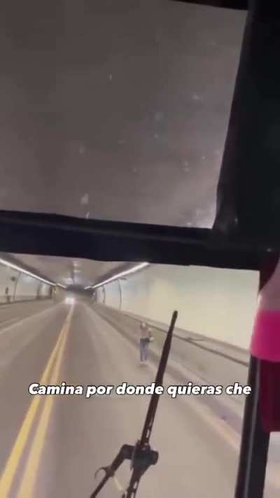 Piba se mandó caminando por el túnel subfluvial Uranga