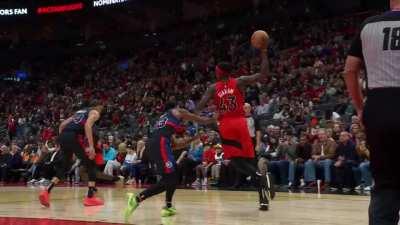 [Highlight] Siakam gets Ivey stumbling with a spin move