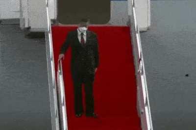 XI JINPING SLIPS WHILE STEPPING OFF PLANE IN KAZAKHSTAN