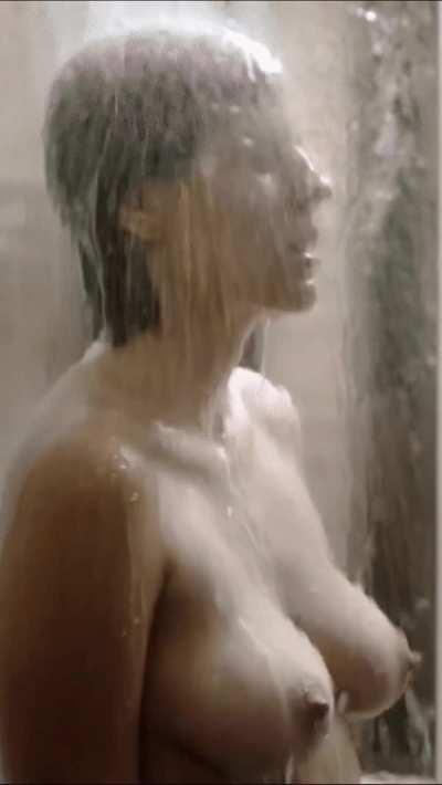 Rafaela Mandelli nude in O Negocio