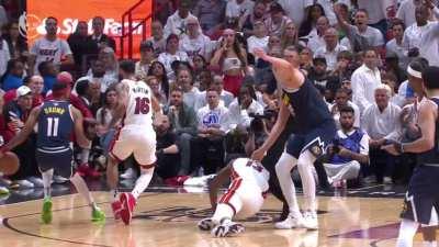 [Highlight] Jokic gets called for his 5th foul.