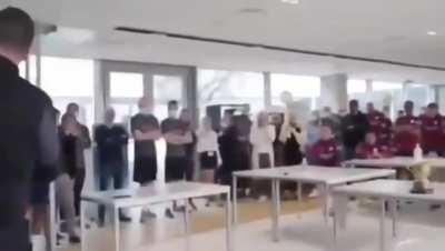 El kun Agüero sortea su camioneta entre los empleados del Manchester City, despidiéndose a lo grande del club!