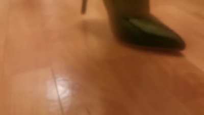 Black Stiletto pump vs Spider 